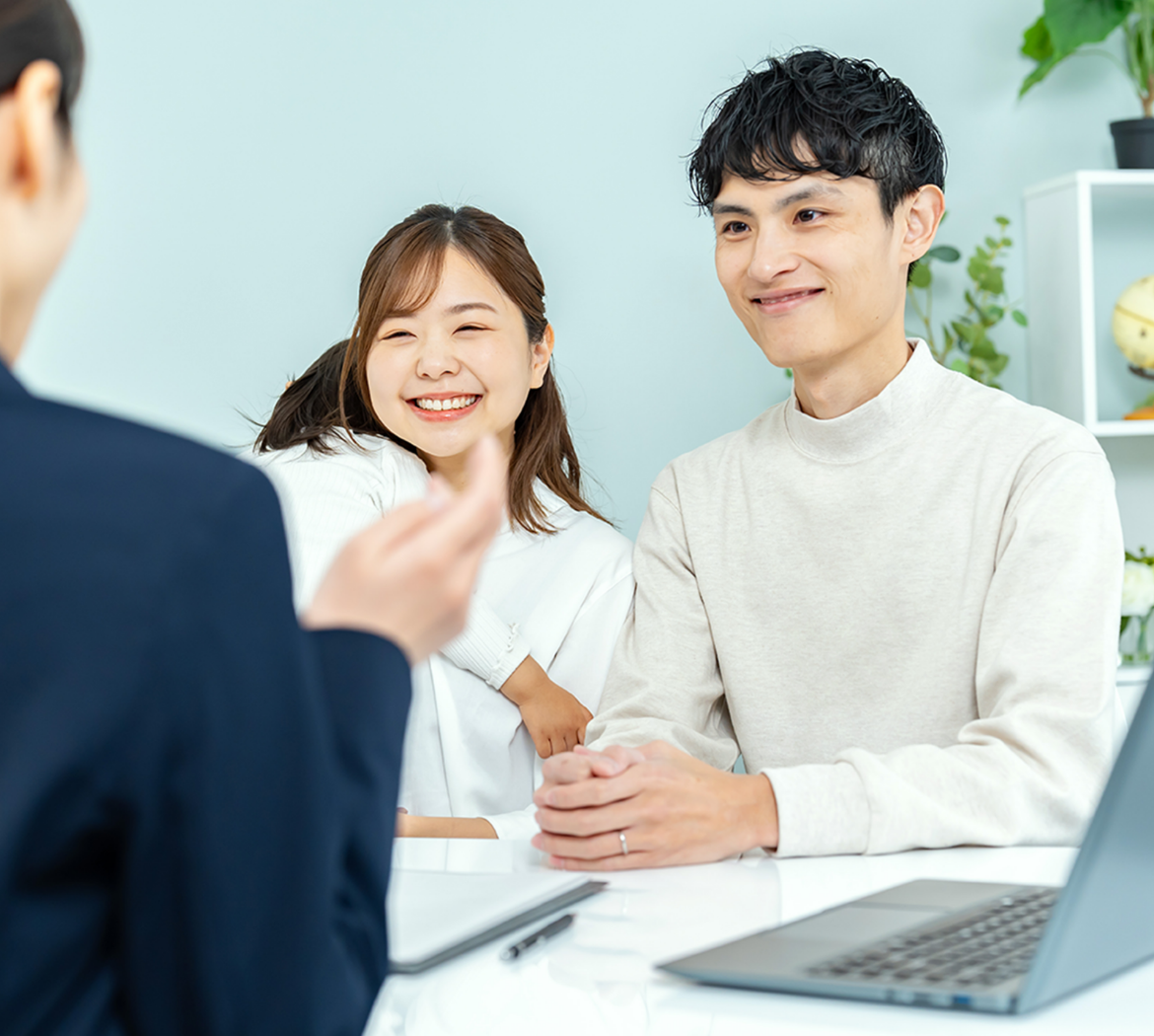 笑顔で説明を受けるカップル